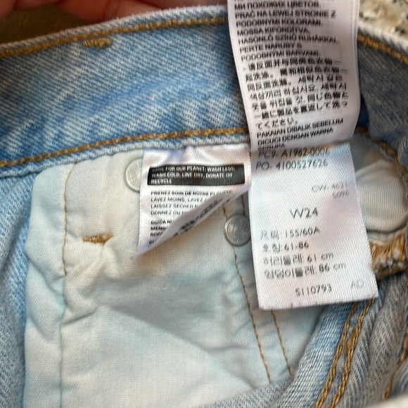 Levi’s distressed denim shorts - Picture 5 of 6